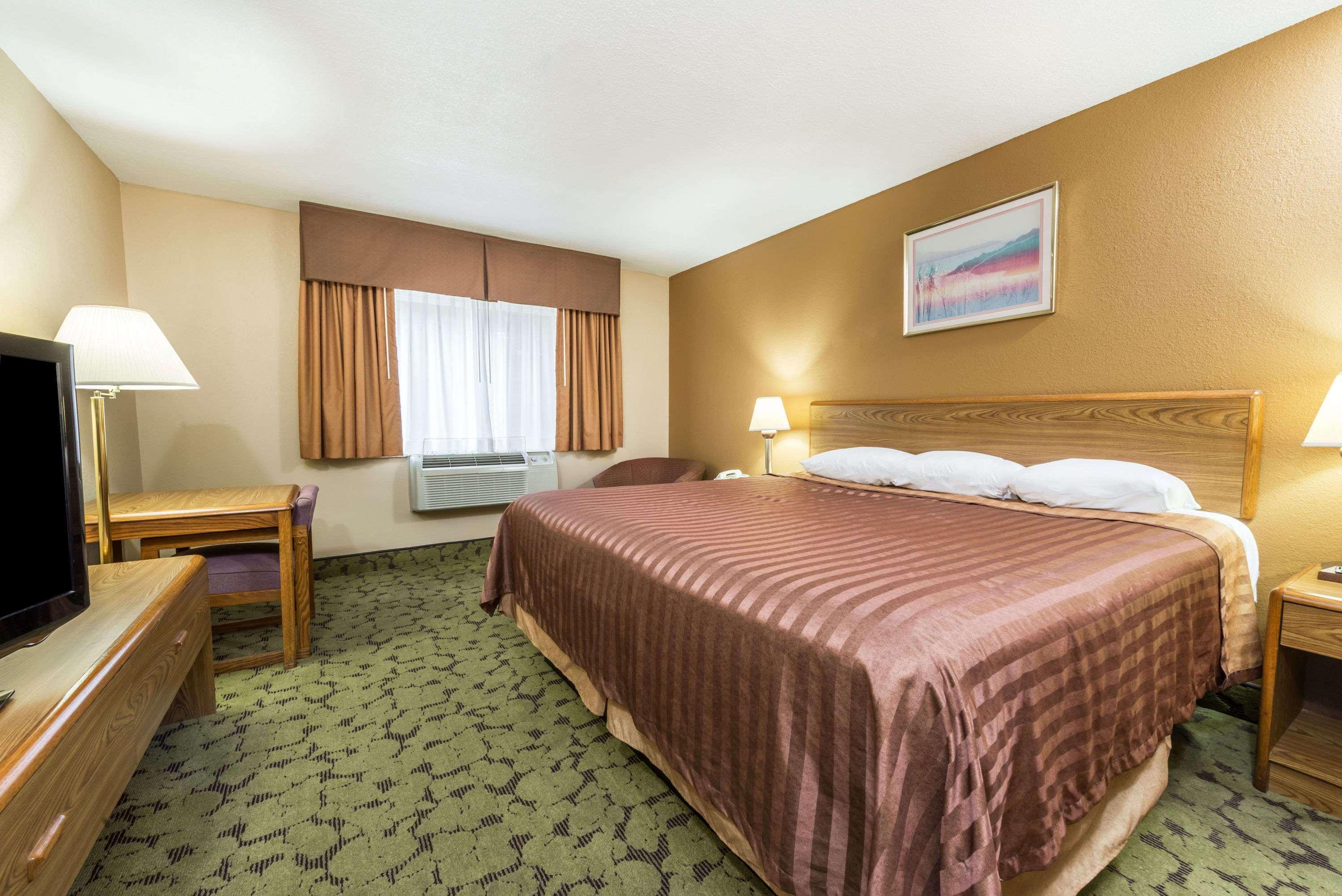 Travelodge By Wyndham Bloomington Exterior photo